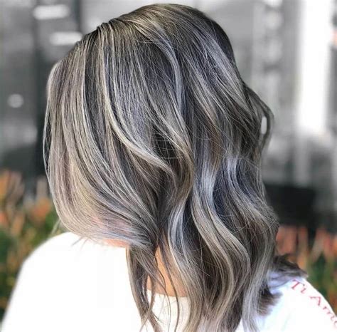 meches grigie su capelli castani corti|Balayage grigio su capelli castani: come si fanno e。